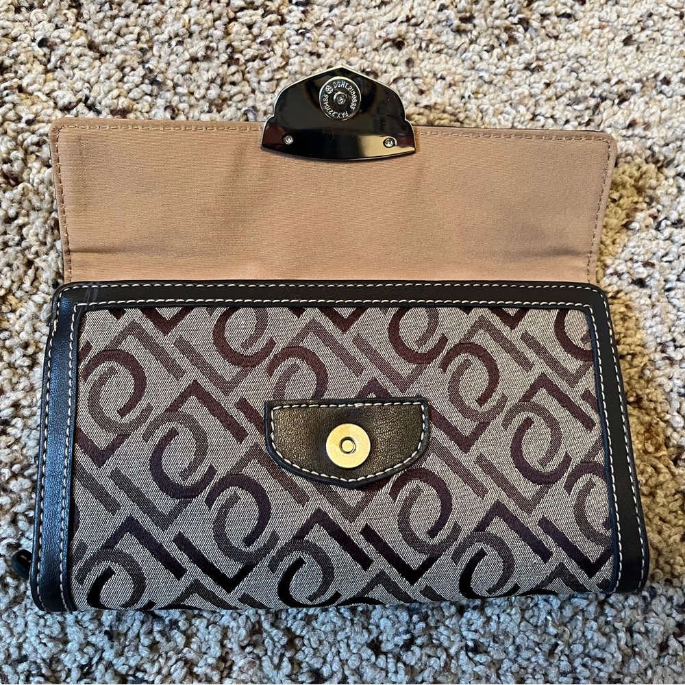 Liz Claiborne Tan and Black Patterned Clutch - Picture 2 of 7